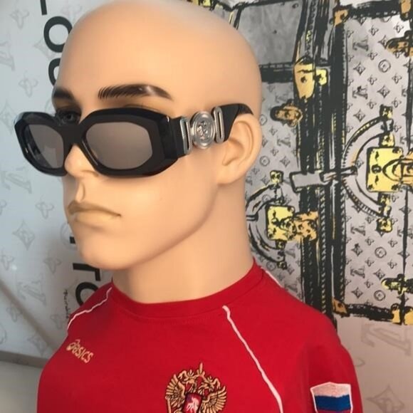 New Authentic Versace VE4425U Black Frame Grey Mirror Silver Lenses Sunglass - Picture 1 of 12